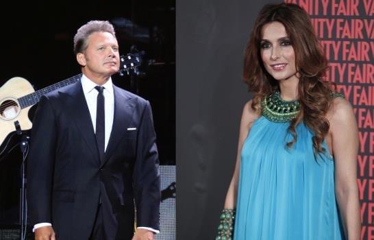 Luis Miguel y Paloma Cuevas ya no esconden su amor y los pillan besándose