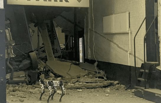 Bomberos de NY despliegan un perro robot para buscar sobrevivientes en edificio colapsado