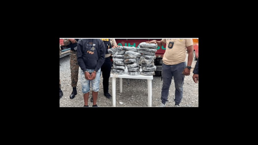 Pillan a dos jóvenes con 123 libras de marihuana en caletas de camiones