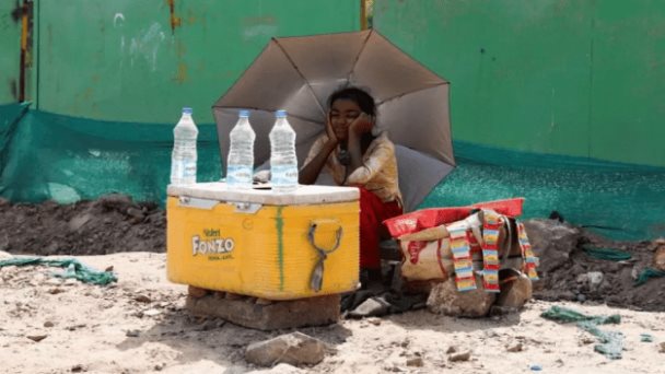Prohíben actos al aire libre tras muertes por calor en el oeste de India