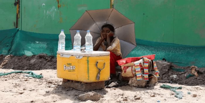 Prohíben actos al aire libre tras muertes por calor en el oeste de India