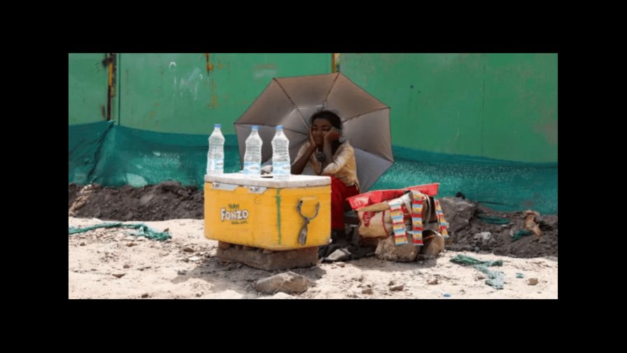 Prohíben actos al aire libre tras muertes por calor en el oeste de India