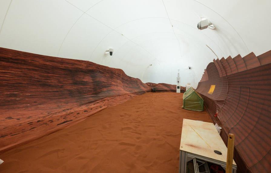 La NASA elige dos mujeres y dos hombres para simular un año en Marte