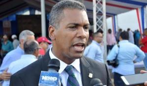 Demóstenes Martínez exige a gobernadora de Santiago aclarar repartición de solares y sustracción de bonos