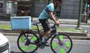 Pekín pondrá chips en motos de repartidores para detectar acciones ilegales