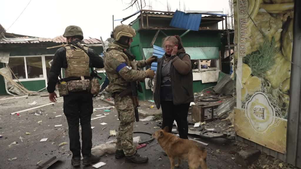 Civiles ucranianos se niegan a dejar el frente de batalla - Diario Libre