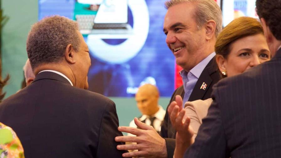 Leonel: Solo en República Dominicana, el líder opositor presenta al presidente Leonel: Solo en República Dominicana, el líder opositor presenta al presidente
