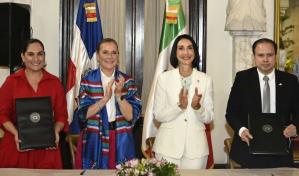 Esposa de AMLO entrega donación al Gobierno dominicano para fomentar patrimonio histórico