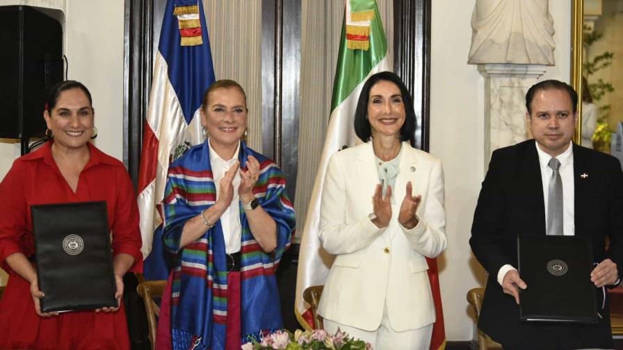 Esposa de AMLO entrega donación al Gobierno dominicano para fomentar patrimonio histórico