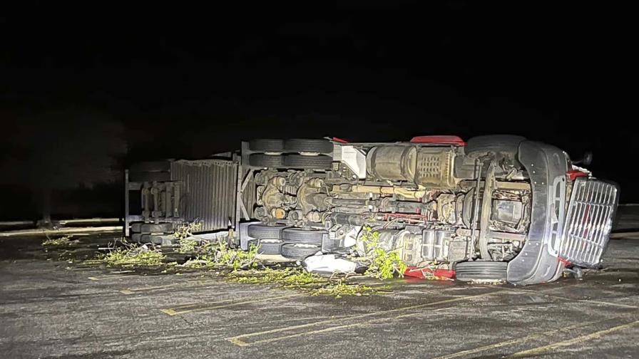 Suben a tres los muertos por tornados en el centro de EE.UU.; pronostican más tormentas