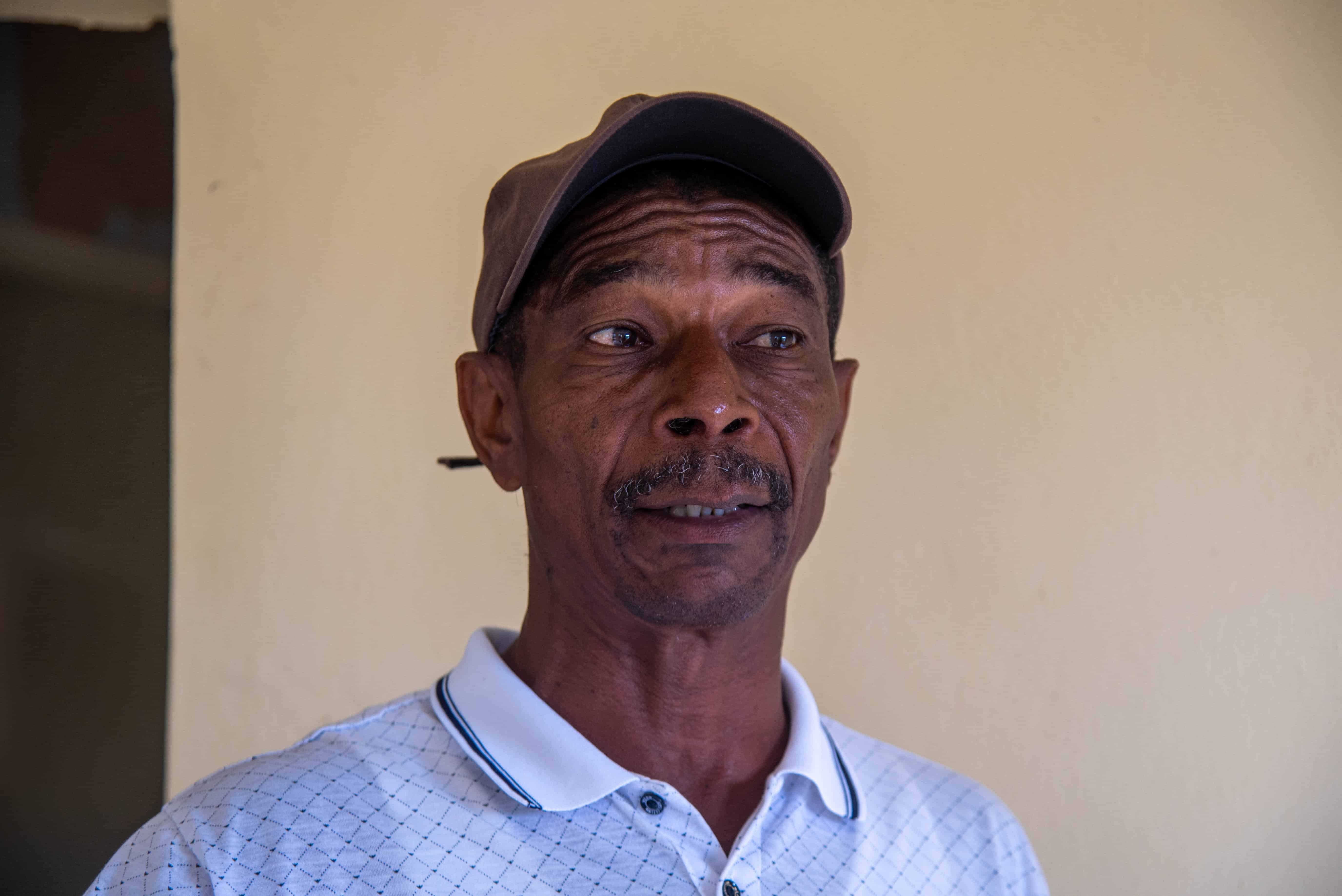 Uno de los residentes en el barrio 4 de Marañón.