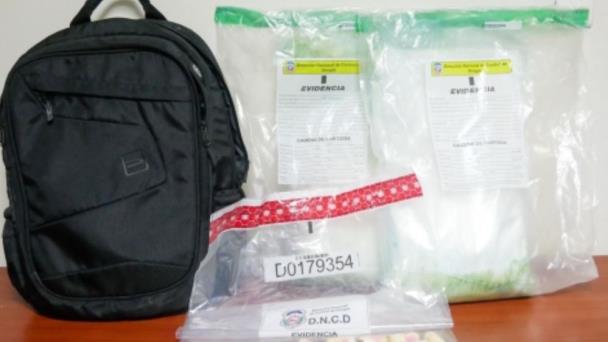 Atrapan italiano en aeropuerto de La Romana con tres kilos de cocaína en equipaje y estómago