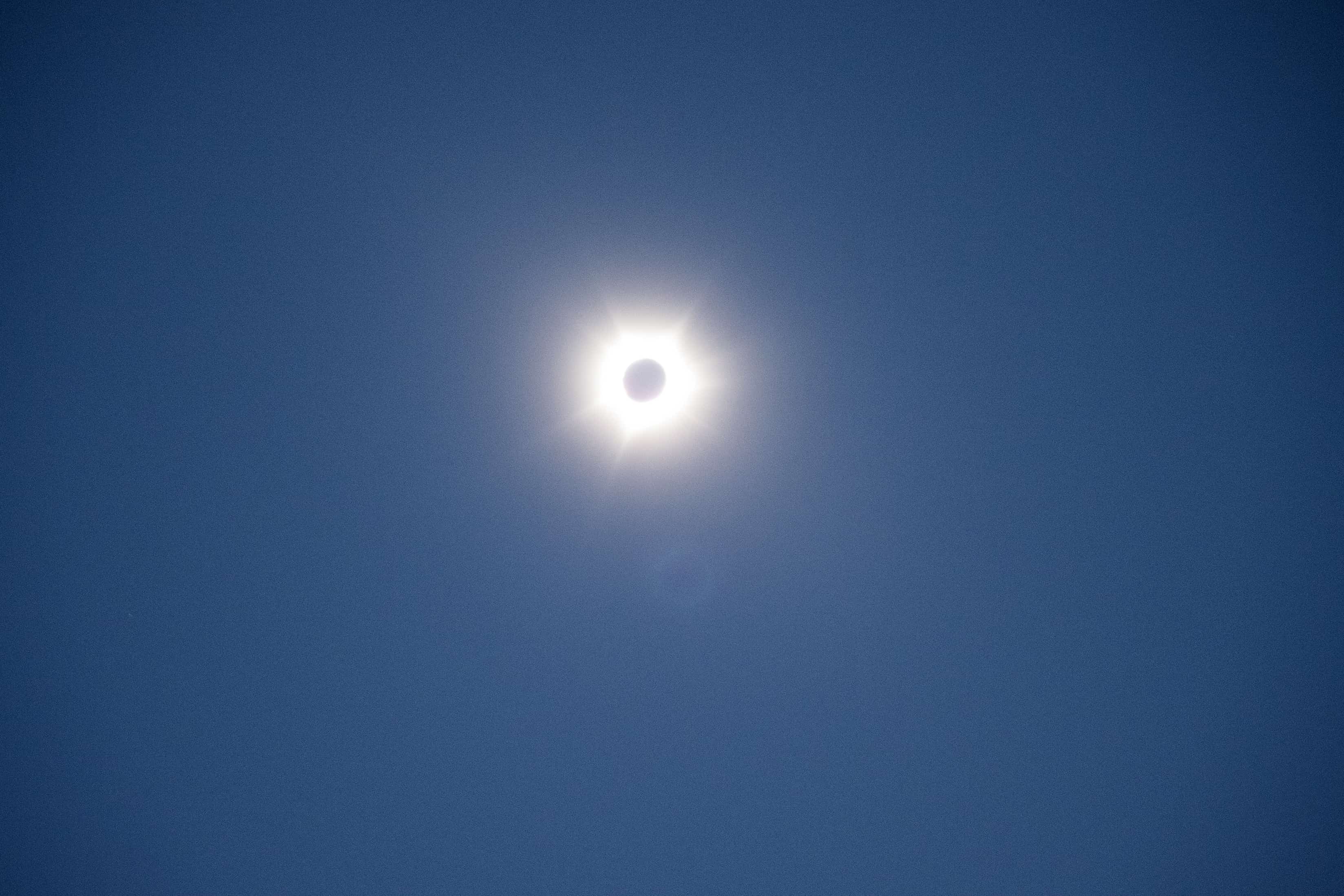 El Sol y la Luna son fotografiados cerca de Exmouth, Australia, durante un eclipse solar el jueves 20 de abril de 2023. Bajo un cielo despejado, unos 20.000 cazadores de eclipses asistieron a un inusual eclipse solar que sumió parte de la costa noroeste de Australia en una breve oscuridad en pleno día y hizo bajar las temperaturas.