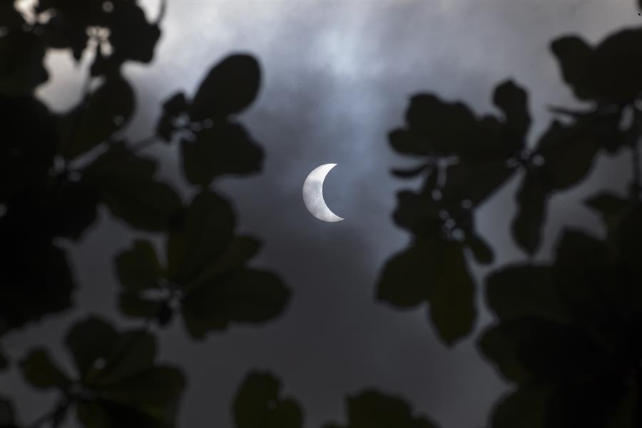 Un eclipse solar parcial se ve desde una playa en Bali, Indonesia, el 20 de abril de 2023. El fenómeno astronómico del eclipse solar híbrido atraviesa el territorio de Indonesia el 20 de abril, y el eclipse solar total solo ocurrirá en cuatro provincias del este de Indonesia. a saber, Papúa, Papúa Occidental, Molucas y Molucas del Norte.