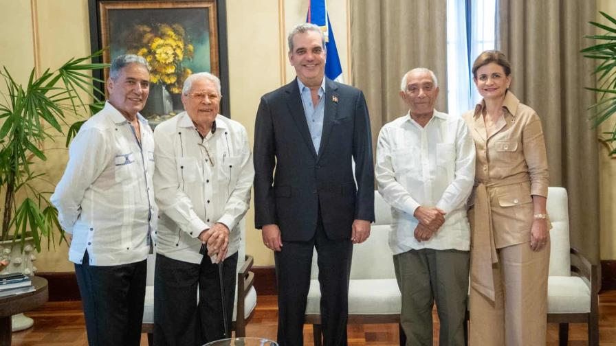 Abinader y Raquel Peña reciben a Rafael Solano, Fernando Casado y Niní Cáffaro Abinader y Raquel Peña reciben a Rafael Solano, Fernando Casado y Niní Cáffaro