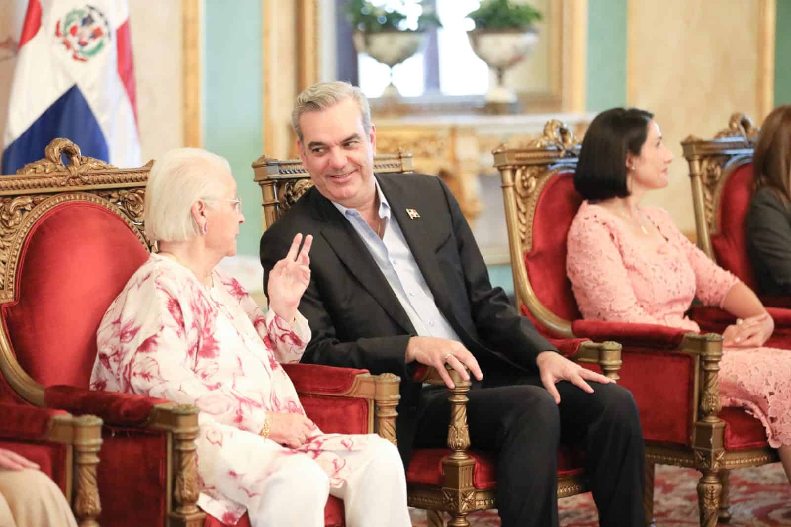 El presidente Luis Abinader hablando con Rosa Margarita Bonetti. 