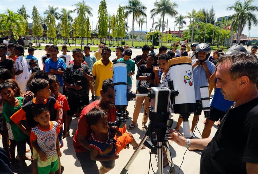 Los timorenses orientales usan un telescopio mientras observan un eclipse solar frente a la oficina presidencial en Dili, Timor Oriental, también conocido como Timor Leste, el 20 de abril de 2023. El fenómeno astronómico del eclipse solar híbrido atraviesa el territorio de Indonesia y Timor Leste el 20 de abril.