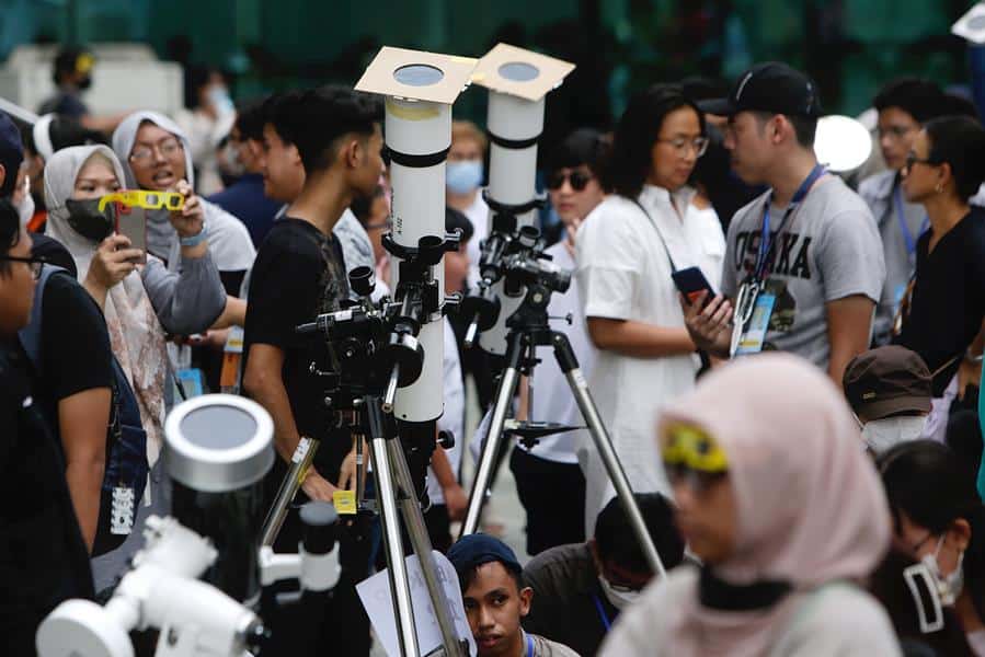 Los observadores se reúnen cerca de los telescopios durante un eclipse solar en el Planetario de Yakarta en Yakarta, Indonesia, el 20 de abril de 2023. El fenómeno astronómico del eclipse solar híbrido cruza el territorio de Indonesia el 20 de abril, y el eclipse solar total solo ocurrirá en 4 provincias en el este Indonesia, a saber, Papúa, Papúa Occidental, Molucas y Molucas del Norte.