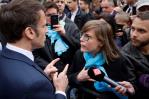 Macron abucheado en visita para tratar de cerrar crisis de reforma de las pensiones