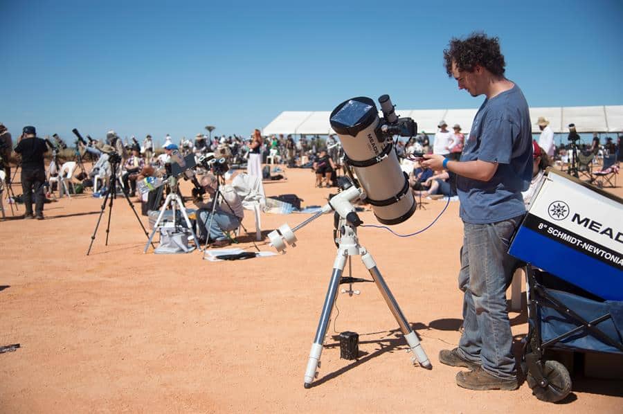 Las personas se reúnen con equipos ópticos antes de un eclipse solar total en un sitio de observación a 24 km de Exmouth, Australia Occidental, Australia, el 20 de abril de 2023. El eclipse solar total ocurrirá en una península remota en la costa de Australia Occidental.