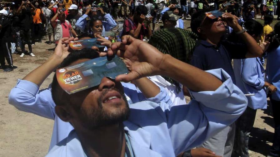 Eclipse solar total sobre el Pacífico deslumbra a observadores