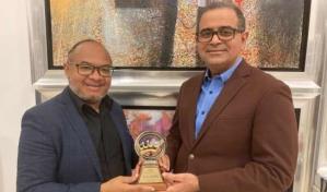 Cosme Peña recibe reconocimiento de Premios El Galardón