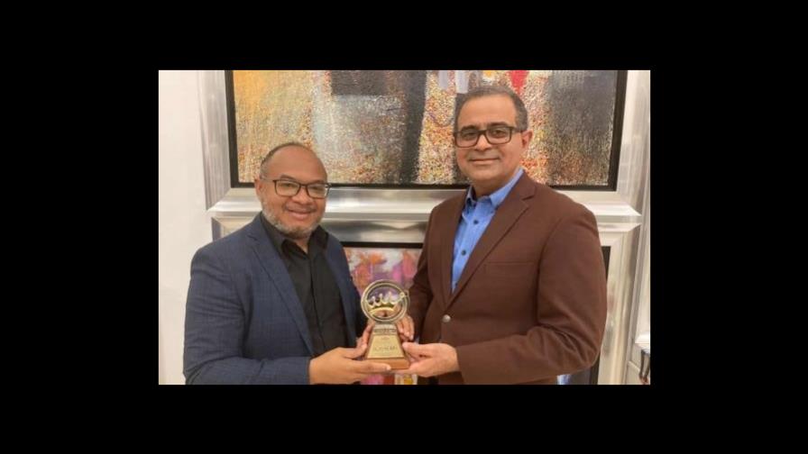 Cosme Peña recibe reconocimiento de Premios El Galardón Cosme Peña recibe reconocimiento de Premios El Galardón