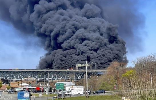 Choque fatal provoca incendio en un puente en Connecticut, EE.UU.