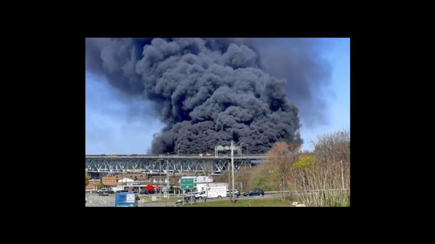 Choque fatal provoca incendio en un puente en Connecticut, EE.UU.