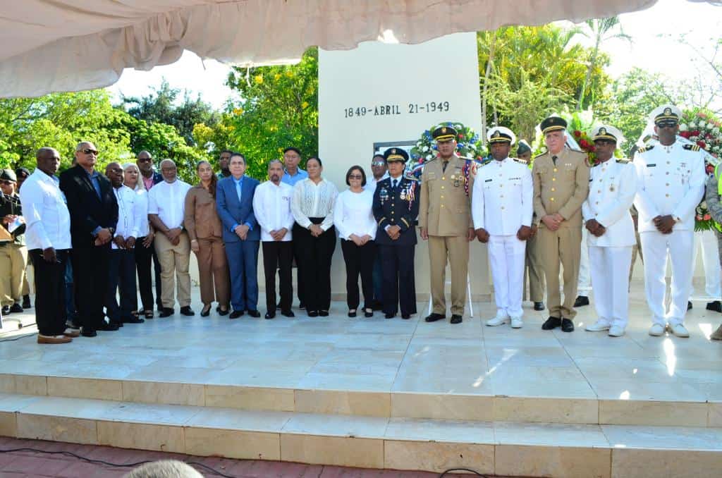 Juan Pablo Uribe,  junto a autoridades civiles y militares.