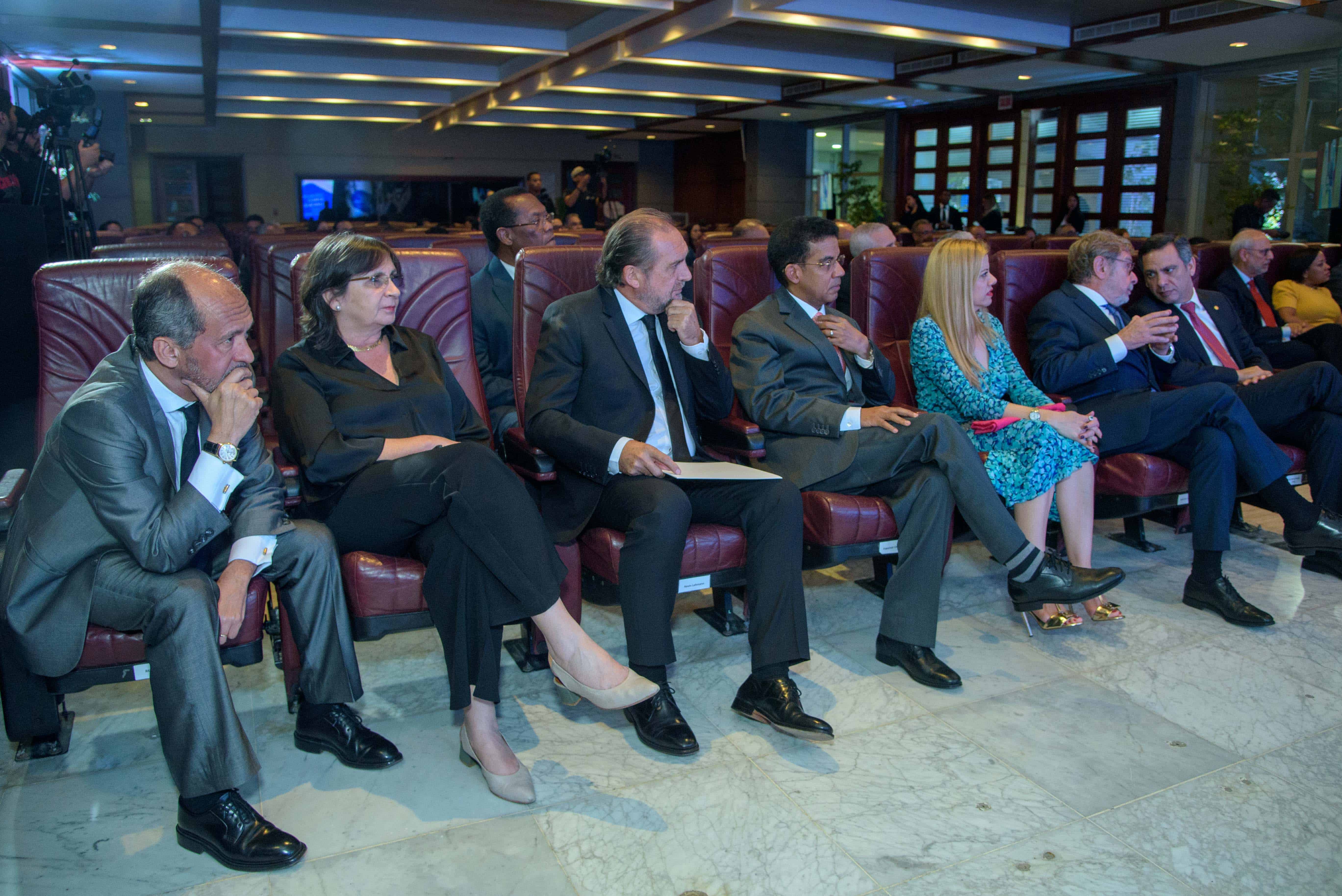 La directora de Diario Libre, Inés Aizpún, junto a otras personalidades durante el inicio de la cátedra.