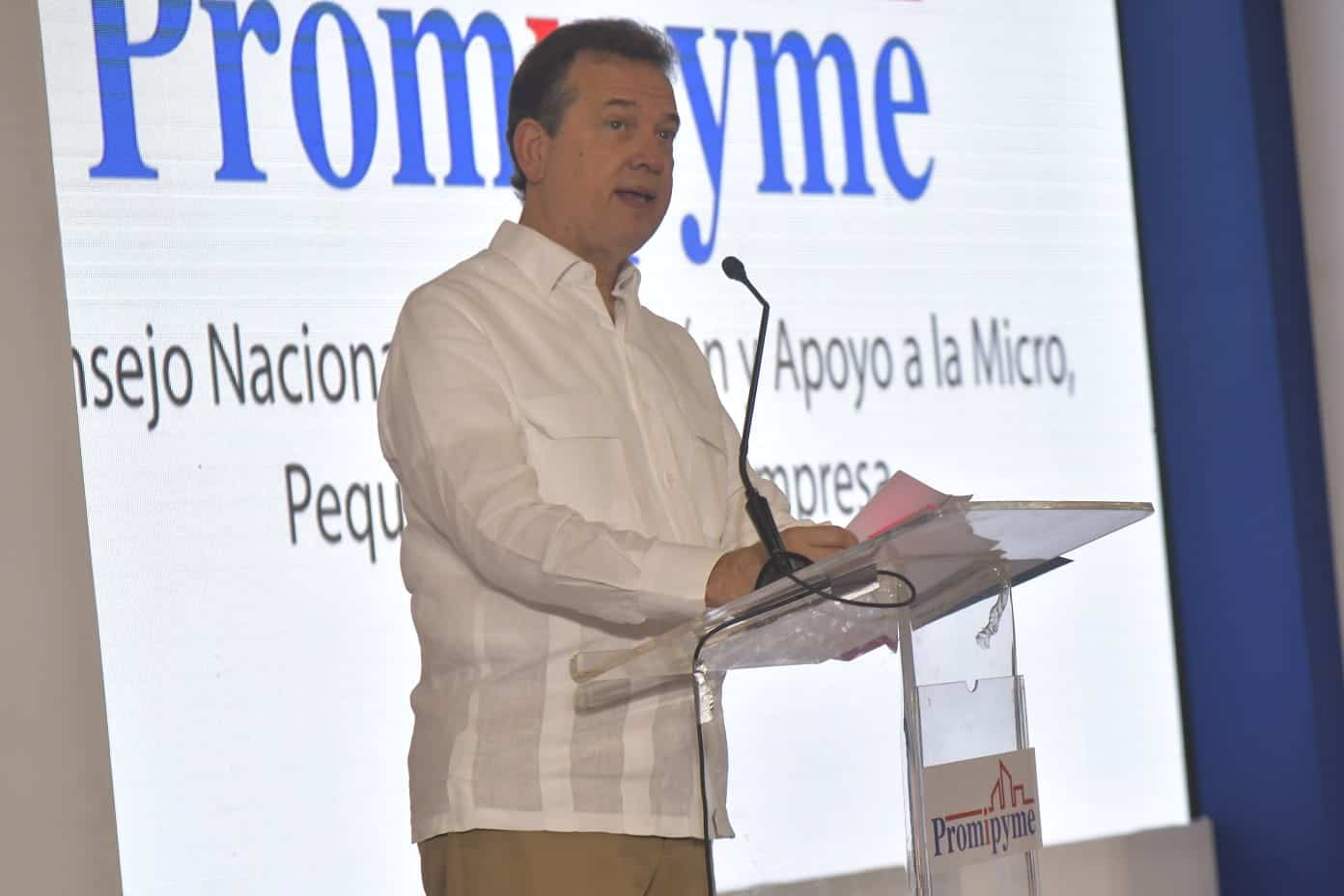 Ministro de Industria y Comercio, Víctor Bisonó. 