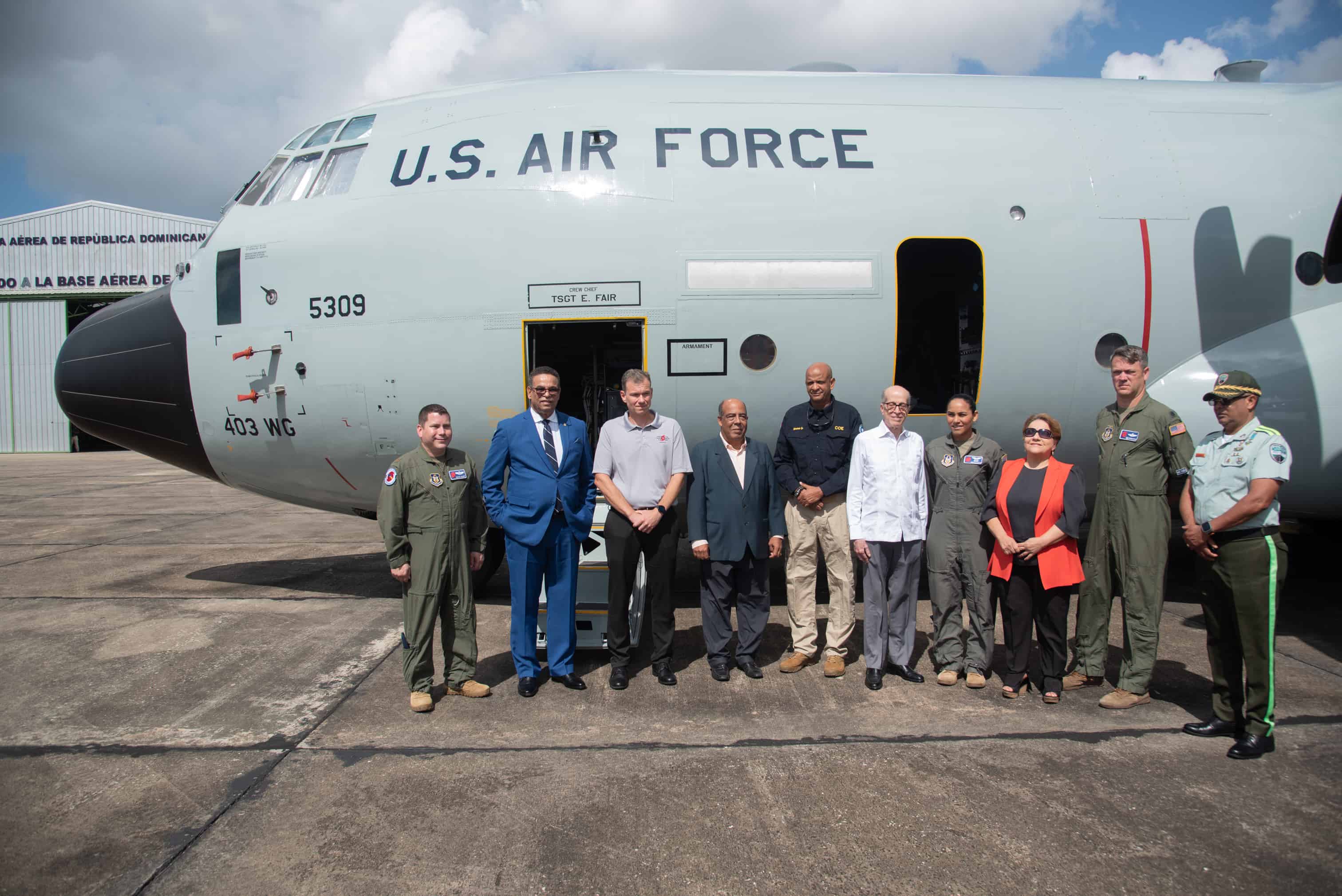 Autoridades dominicanas junto a delegación y escuadrón. 