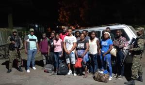 VIDEO | Agentes detuvieron a golpes conductor de minibús que transportaba 26 haitianos indocumentados en Mao