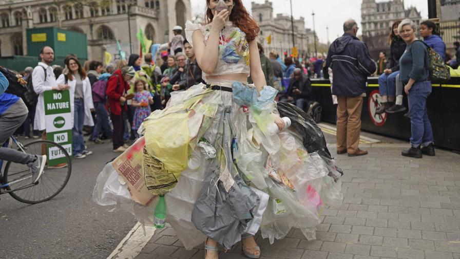 Miles de ecologistas marchan por el centro de Londres en el Día de la Tierra Miles de ecologistas marchan por el centro de Londres en el Día de la Tierra