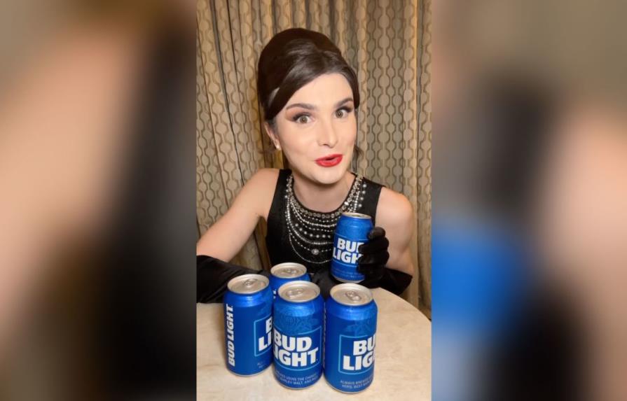 Licencia a ejecutiva de Bud Light detrás de la polémica campaña publicitaria con transgénero