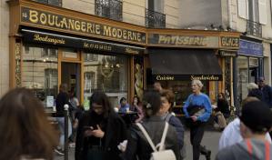 París enfrenta flujo de fans de Emily tras furor en Netflix