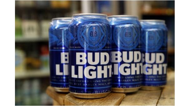 Publicista de Bud Light toma licencia por llamados de boicot