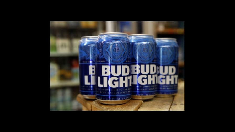 Publicista de Bud Light toma licencia por llamados de boicot