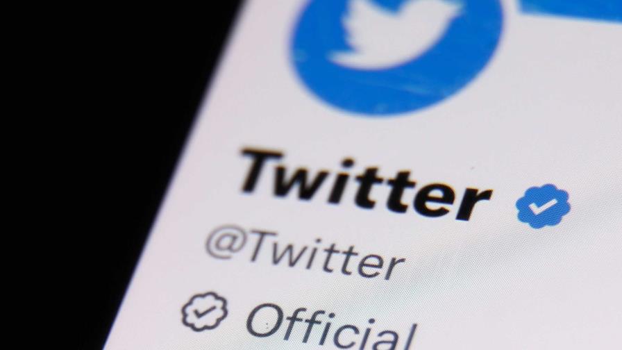 Twitter restablece insignia azul para algunos medios y celebridades