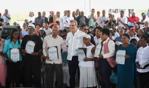 Gobierno entrega 1,135 títulos de propiedad a residentes de Sabana Grande de Boyá