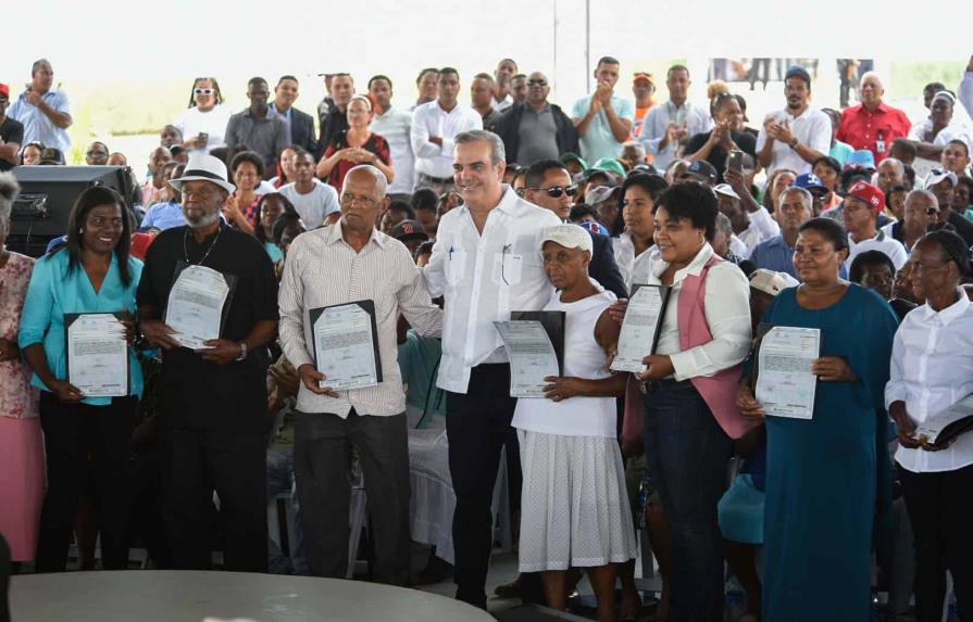 Gobierno entrega 1,135 títulos de propiedad a residentes de Sabana Grande de Boyá