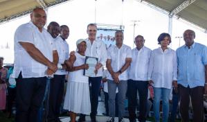 Abinader entrega 2,289 títulos de propiedad a familias de Sabana Grande de Boyá