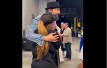 Video | Shakira reaparece feliz en concierto de Juan Luis Guerra en Miami y se abrazan