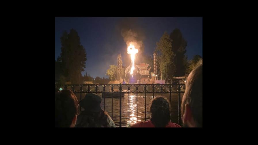 Dragón se incendia en el parque Disneyland de California Dragón se incendia en el parque Disneyland de California