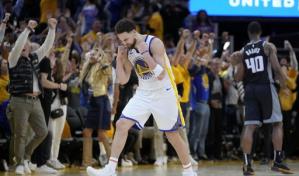 Curry y Warriors vencen a Kings 126-125 para igualar serie 2-2