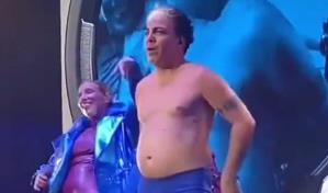 Video: Cristian Castro se quita la ropa en escenario y canta en pantaloncillos