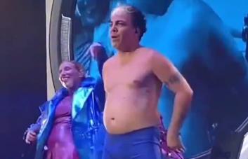 Video: Cristian Castro se quita la ropa en escenario y canta en pantaloncillos