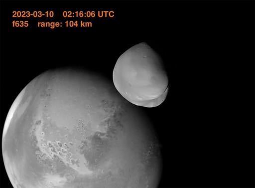 Sonda de Emiratos Árabes Unidos fotografía pequeña luna de Marte
