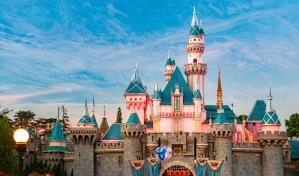 Despiden y detienen a empleado de Disney que tomaba videos bajo las faldas de visitantes del parque